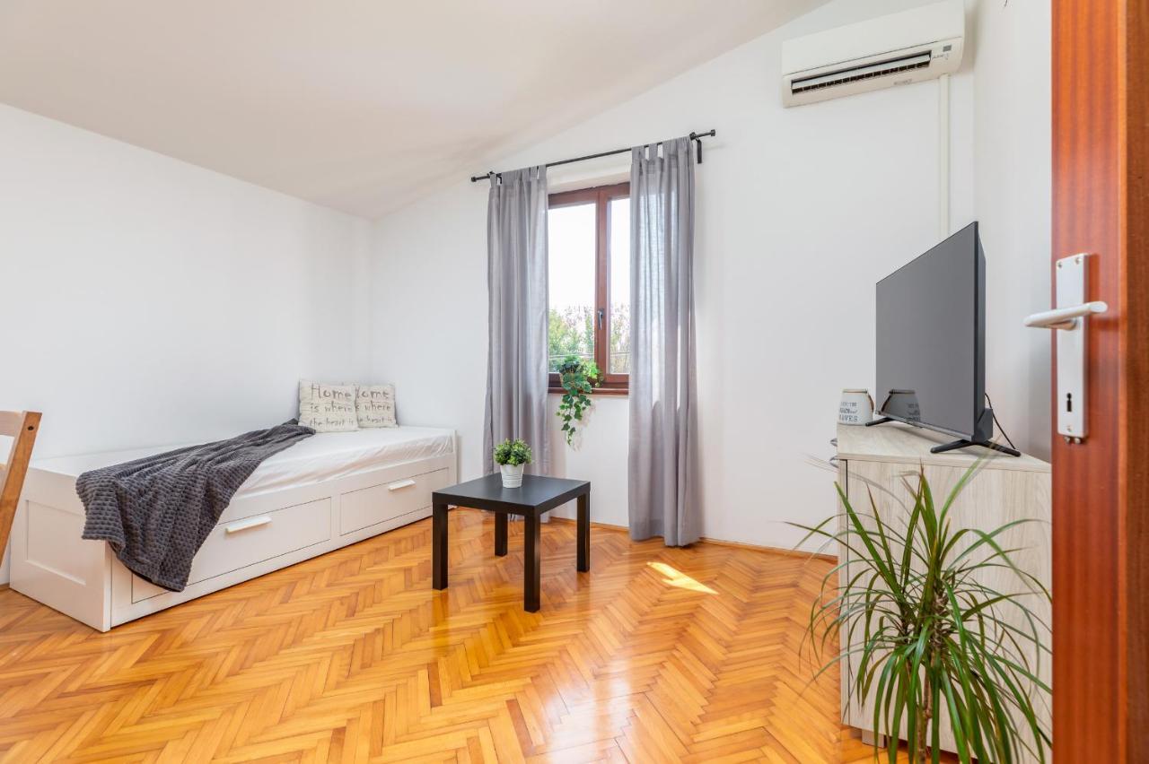 Apartment Tesic Close To The Sea With Shared 4Xbicycles Fažana Esterno foto