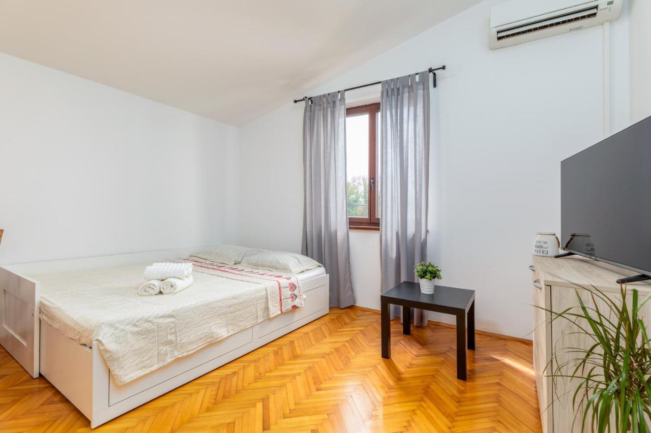 Apartment Tesic Close To The Sea With Shared 4Xbicycles Fažana Esterno foto