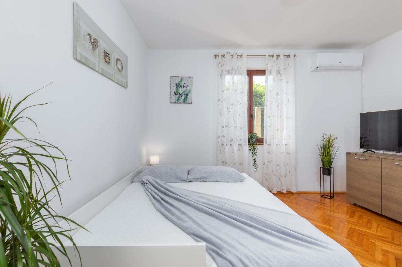 Apartment Tesic Close To The Sea With Shared 4Xbicycles Fažana Esterno foto
